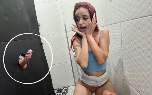 Üniversite Kızı Üniversitede Tuvalette Gloryhole Buluyor!