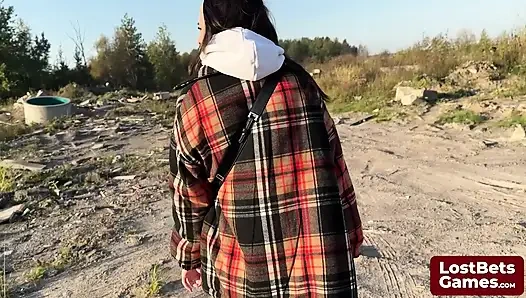 James ve Sofia striptizli elle tokat oyununa katılıyor