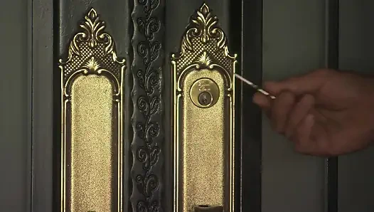 Uzun saçlı sevgili karısını kendi evinde sikiyor