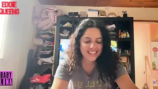 Puta Arjantinli babyluna939 yarağımı emiyor ve sütüm bitene kadar göğüslerimle bana elle muamele çekiyor ve