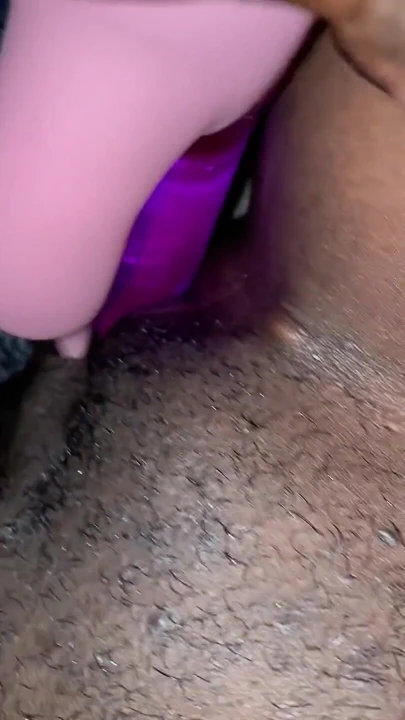 Dildo ile amcıkla oynuyor