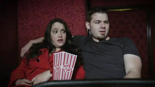 Trans melekler - ateşli sarışın Foxxy porno tiyatrosunda Rick Fantana'nın sıkı götüne sokuyor