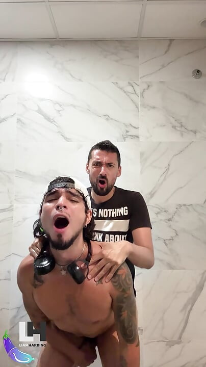 Ateşli baba umumi banyoda seksi latini sikiyor
