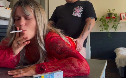 Şimdi sigara içerken yemek masasında beni siktir (Eve Sigara Çekiyor)