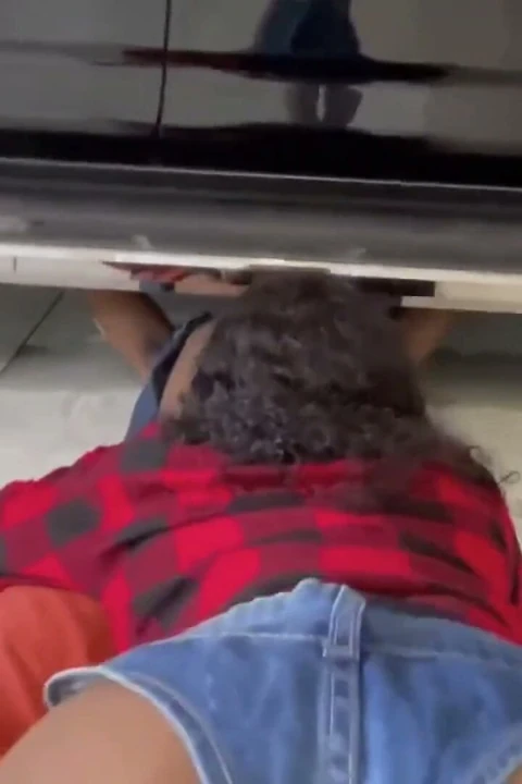 Zenci thot yağ değişimi için tamirciyi sikiyor