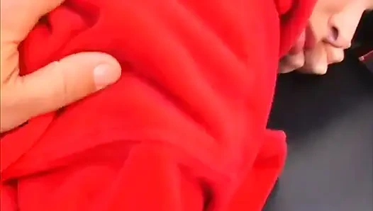Meisje rode jurk met grote borsten gaat uit met man met een sterke arm