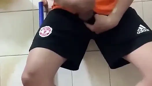 Taylandlı üniversiteli genç kız banyoda mastürbasyon yapıyor.