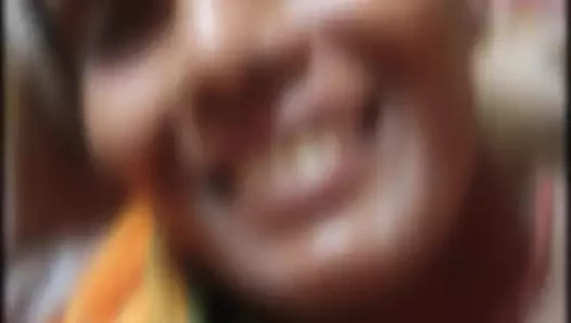 Temiz amcığımı gösteriyorum