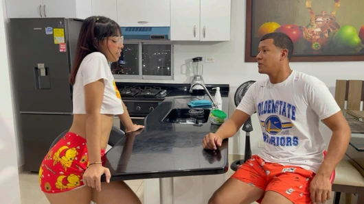 Kız arkadaşıma hiçbir şey söylememem karşılığında kız arkadaşımın üvey kız kardeşiyim