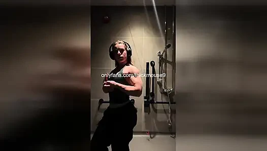 Zar zor reşit olan kız tiktok canlı yayın sırasında sert parmaklanıyor!