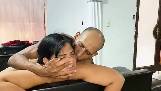 Bölüm 2 üvey babam, ben temizlerken annemin amımı becermek için orada olmaması gerçeğinden yararlanıyor