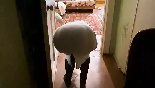 Olgun orta yaşlı seksi kadın büyük götünden utangaç değil ve bunun için götüne bir yarak alıyor