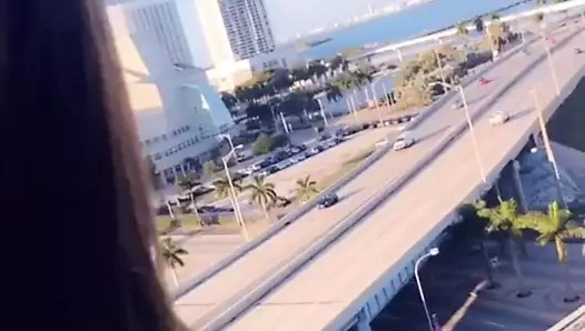 Latin kadın balkonda sikişiyor