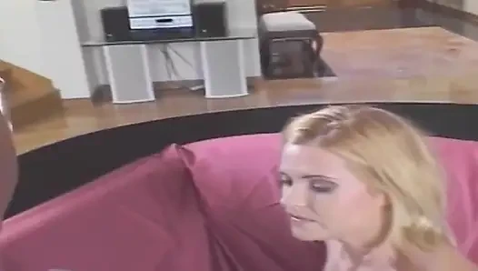 Sarışın bebek yoğun parmaklama ve yalamadan ıslak