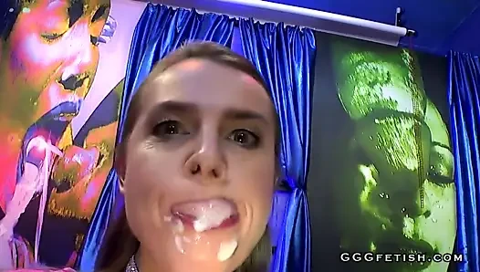 Busty seksi susi üzerinde bir çok boşalan ve bukkakes