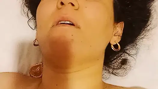 Amcığını yalayarak inliyor ve orgazm oluyor