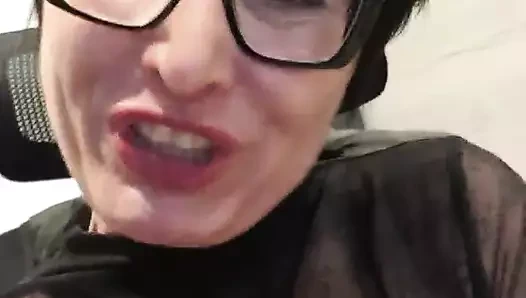 Orta yaşlı seksi kadın julie iş yerinde orgazm oluyor