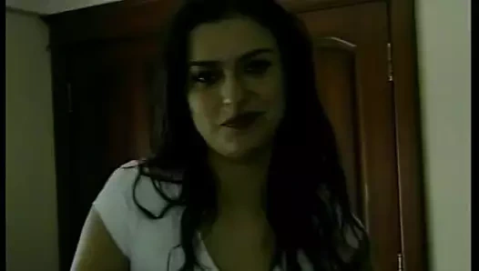 İki Avrupalı genç kız açık havada birbirlerinin amlarını sikiyor