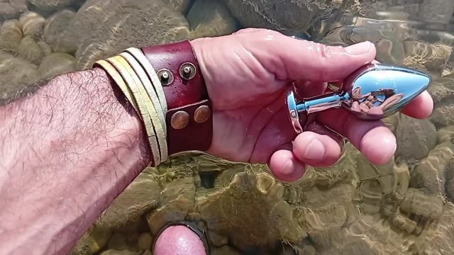 Nehirde yarak halkaları ve göt tıkacı ile mastürbasyon
