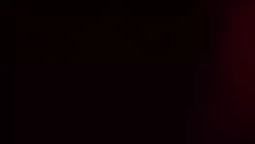 Azgın erkek arkadaş onun yarrakını alırken kızını kaydeder