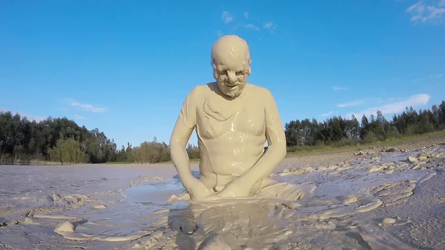 В конце лета ванна в грязевом карьере