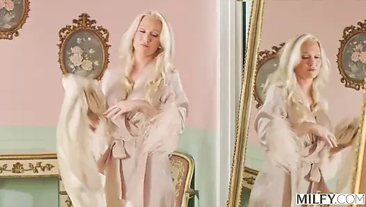 Orta yaşlı seksi kadın rüya üvey anne Alexis üniversiteli adamların yarağını emiyor