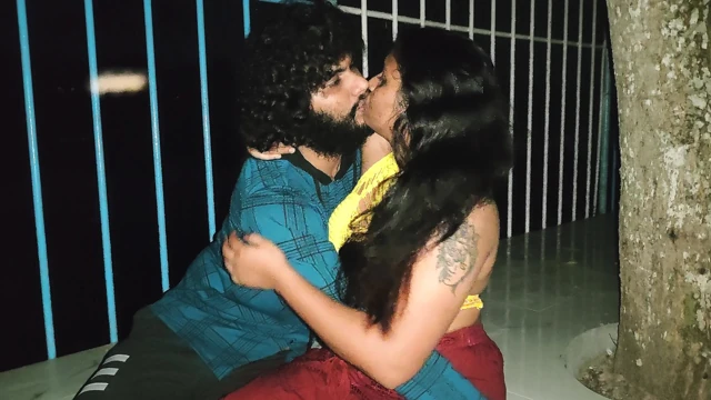 Geceleri nehrin yanında açık havada seks, Mallu çift geceleri nehrin yanında romantik sikişiyor