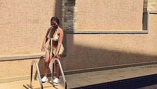 Zengin kadın yüzme havuzunda mastürbasyon yapıyor