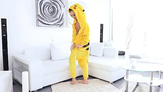 İnanılmaz seksi pikachu ıslak tıraşlı geniş deliğini açmanın tadını çıkarıyor