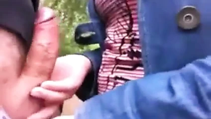 Parkta rastgele bir kız tarafından bir handjob alıyorum