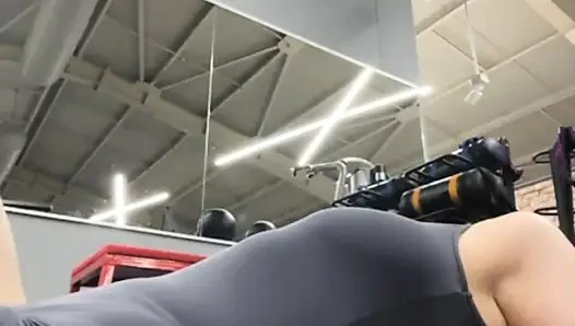 İri güzel seksi kız jucielussie spor salonunda eğitim alıyor