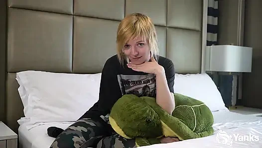 Alexa Crush, yastıkla sikiş uzmanı