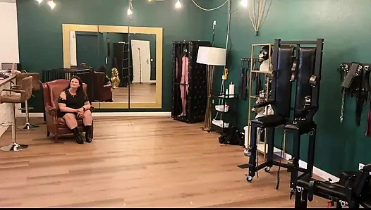 Olgun lateks dominatrix tasmalı çıplak kölelere komut veriyor