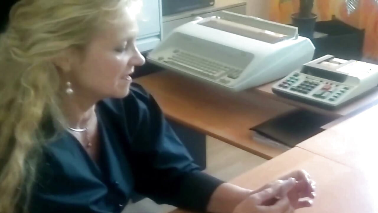 Fransız döl yiyen sürtük ofiste iki yarağı memnun etmek zorunda
