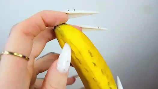 Uzun beyaz tırnaklar yarak gibi muzu tırmalıyor ve parçalıyor