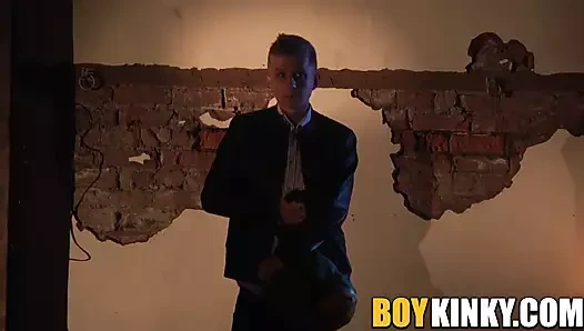 bağlı genç twink istiridye ile eziyet tarafından onun sapıkça ustası