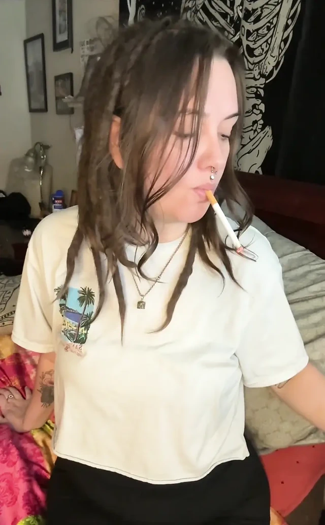 Sanal sigara içme seks, bakış açısına binme ve chery ağaçlarıyla salya akıtma