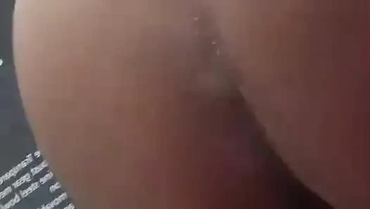 Hintli hizmetçi ev işlerini bitirdikten sonra efendisini memnun etmeye bayılıyor.