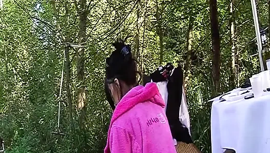 Fransız sürtüğü açık havada üçlü sekste çifte sikiyor
