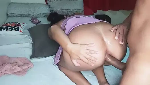 Casadinha do cu rosadinho ficou aberta com ajuda do amigo.