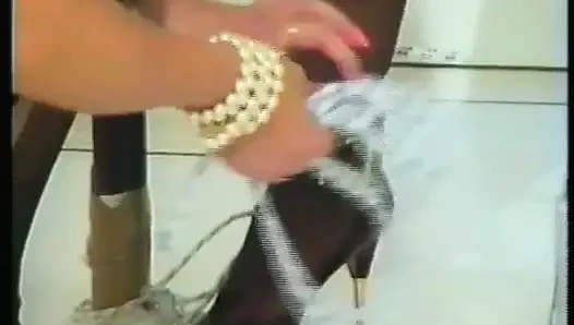 Ateşli sarışın orta yaşlı seksi kadın köle kızı oynuyor