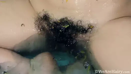 Muhteşem kıllı kız masturbates içinde ona küvet