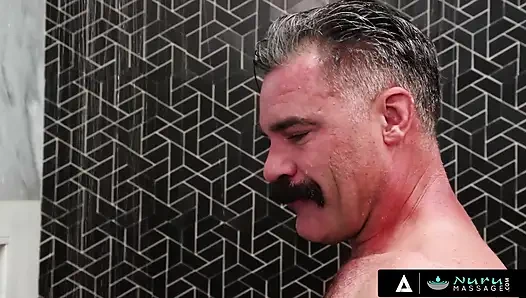 Nuru masajı - tessa thomas edepsiz müteahhit Charles Dera'yı kaygan duş-nuru seksiyle baştan çıkarıyor