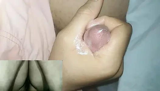 Görüntülü görüşmede erkek arkadaş için mastürbasyon yapıyor