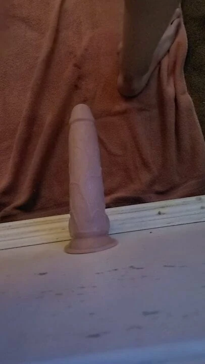Küçük sürtük alır dev yapay penis