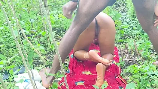 Afrikalı genç kız çalıda sikişiyor