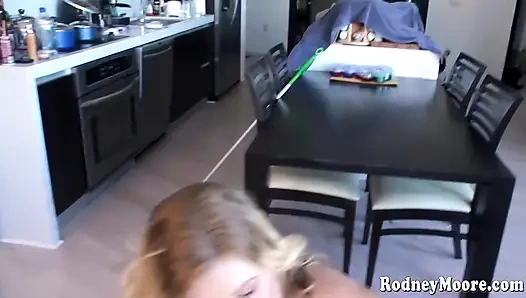 Büyük Memeli Ateşli Dolgun Kadın Sakso Çekiyor