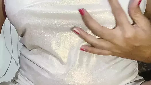 Hintli köylü kız göğüslerini çok sert ve seksi bir şekilde bastırıyor