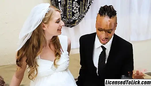 LICENSED TO LICK - Ela Darling çikolata amcık eğlencesi
