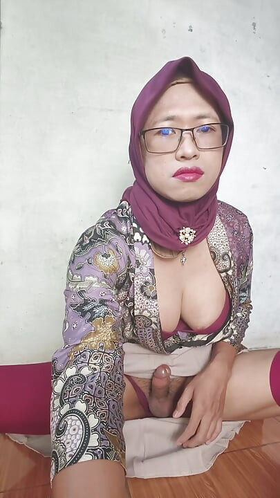 Büyük memeli tesettürlü tesettürlü mitha göt deliğini dildoyla sikiyor